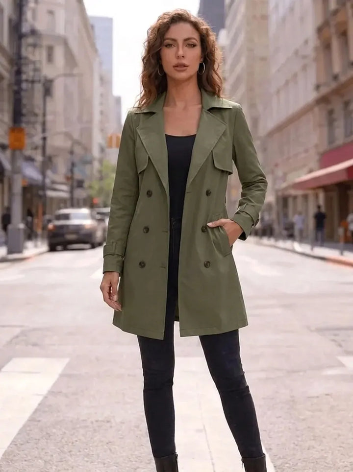 Blazer corto de señora con cintura ajustable y tapeta doble de botones