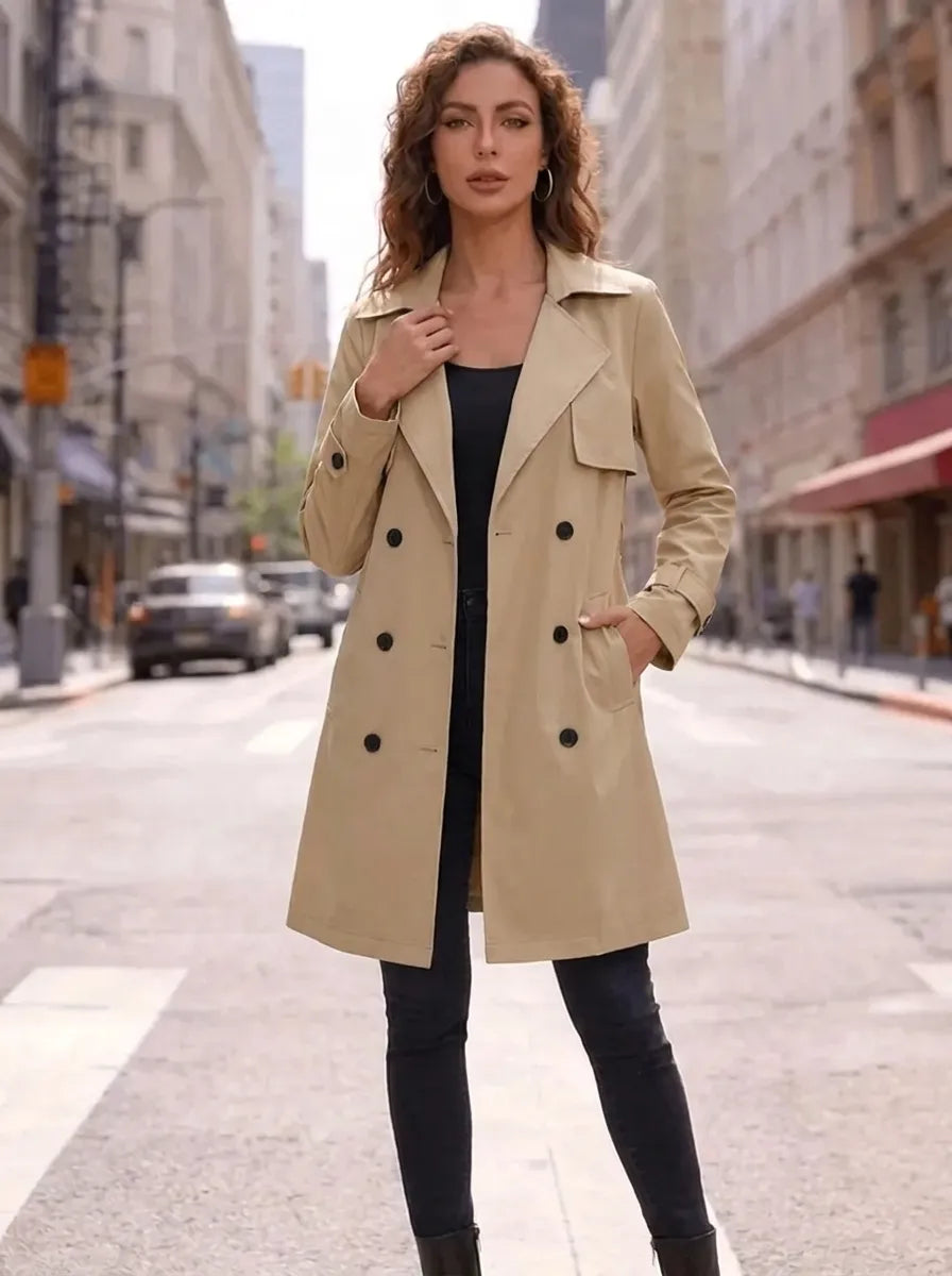 Blazer corto de señora con cintura ajustable y tapeta doble de botones