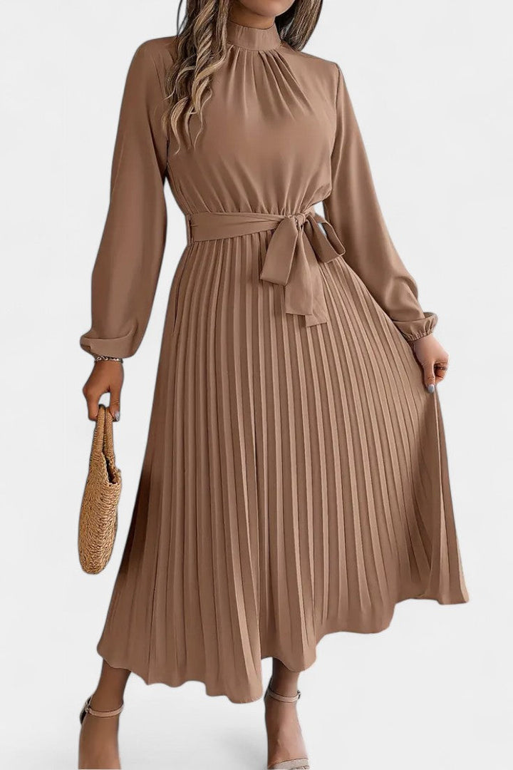 Theresa Vestido con Cuello Alto y Cinturón Plisado