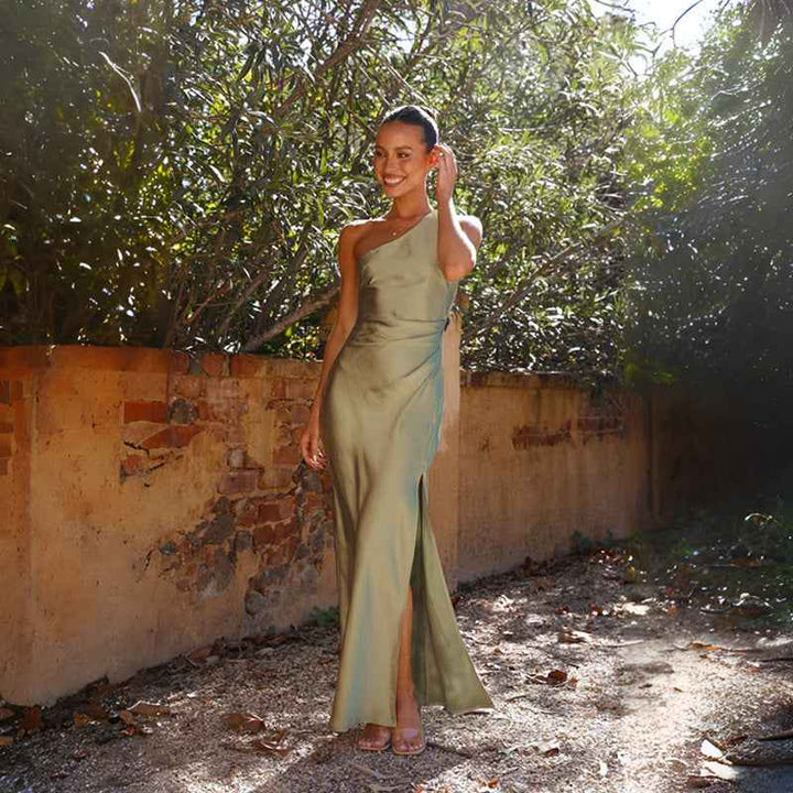 Vestido midi con corte en la espalda