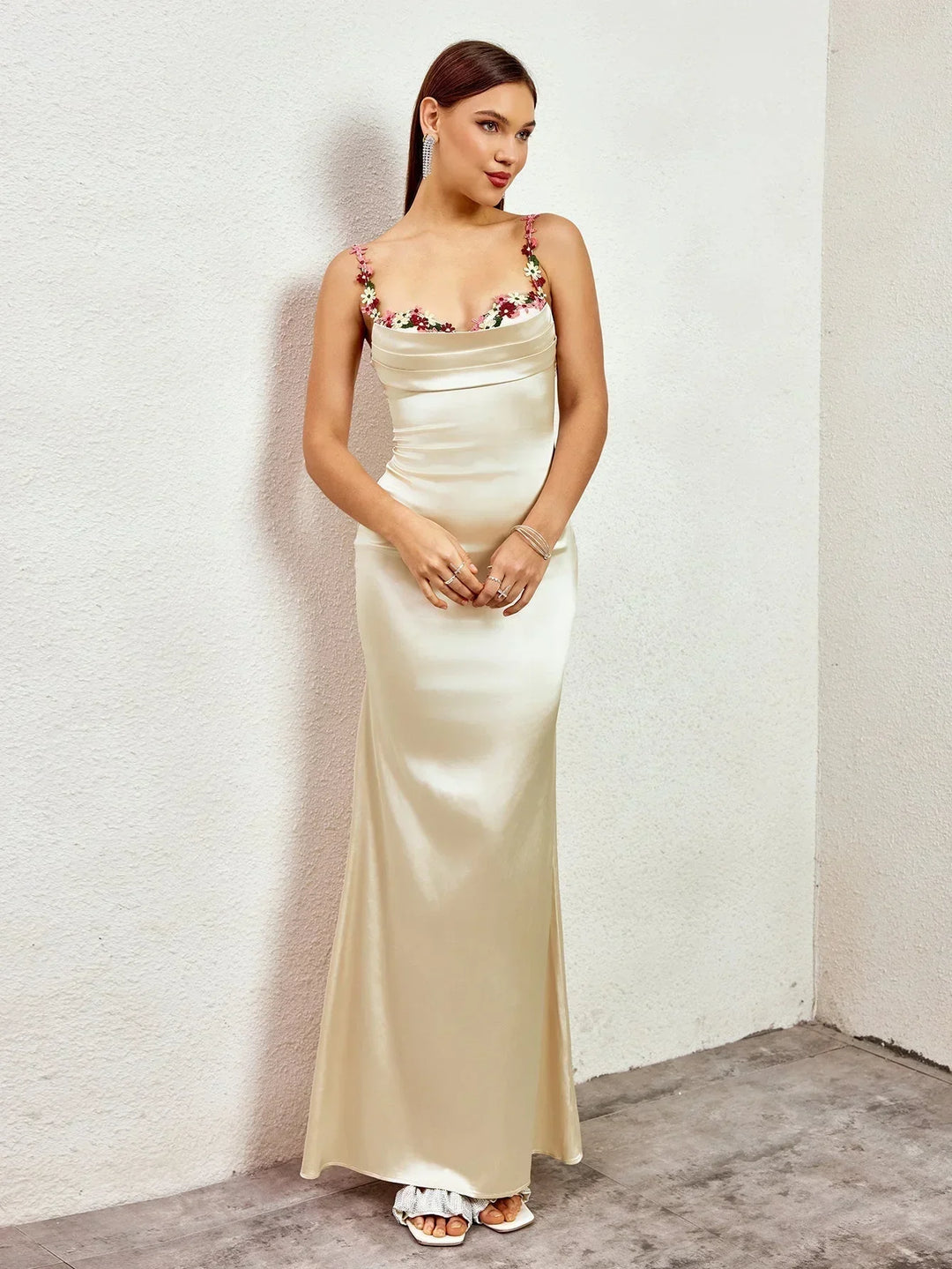 Vestido maxi de satén para mujer con adornos florales para la noche
