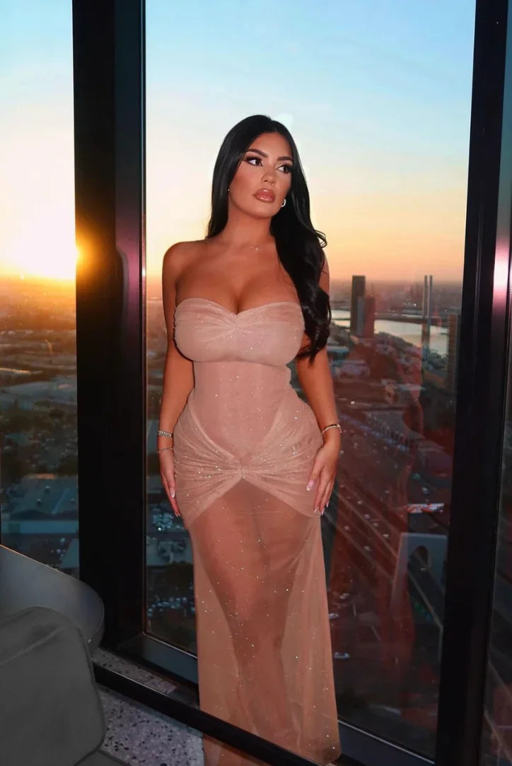Vestido de noche maxi sin tirantes plisado con lentejuelas beige