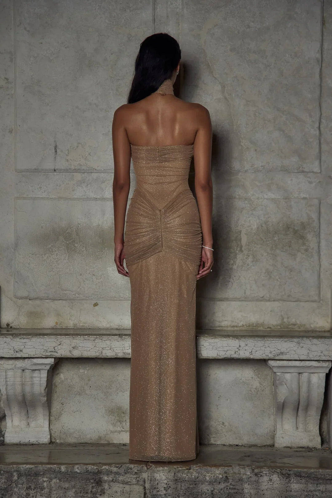 Vestido de noche maxi sin tirantes plisado con lentejuelas beige