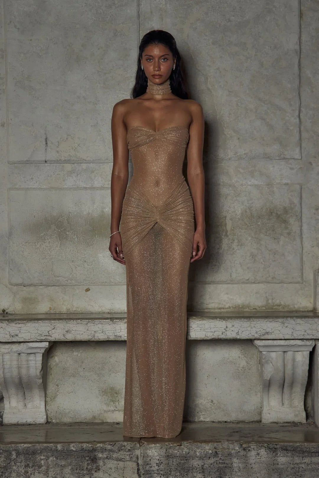 Vestido de noche maxi sin tirantes plisado con lentejuelas beige