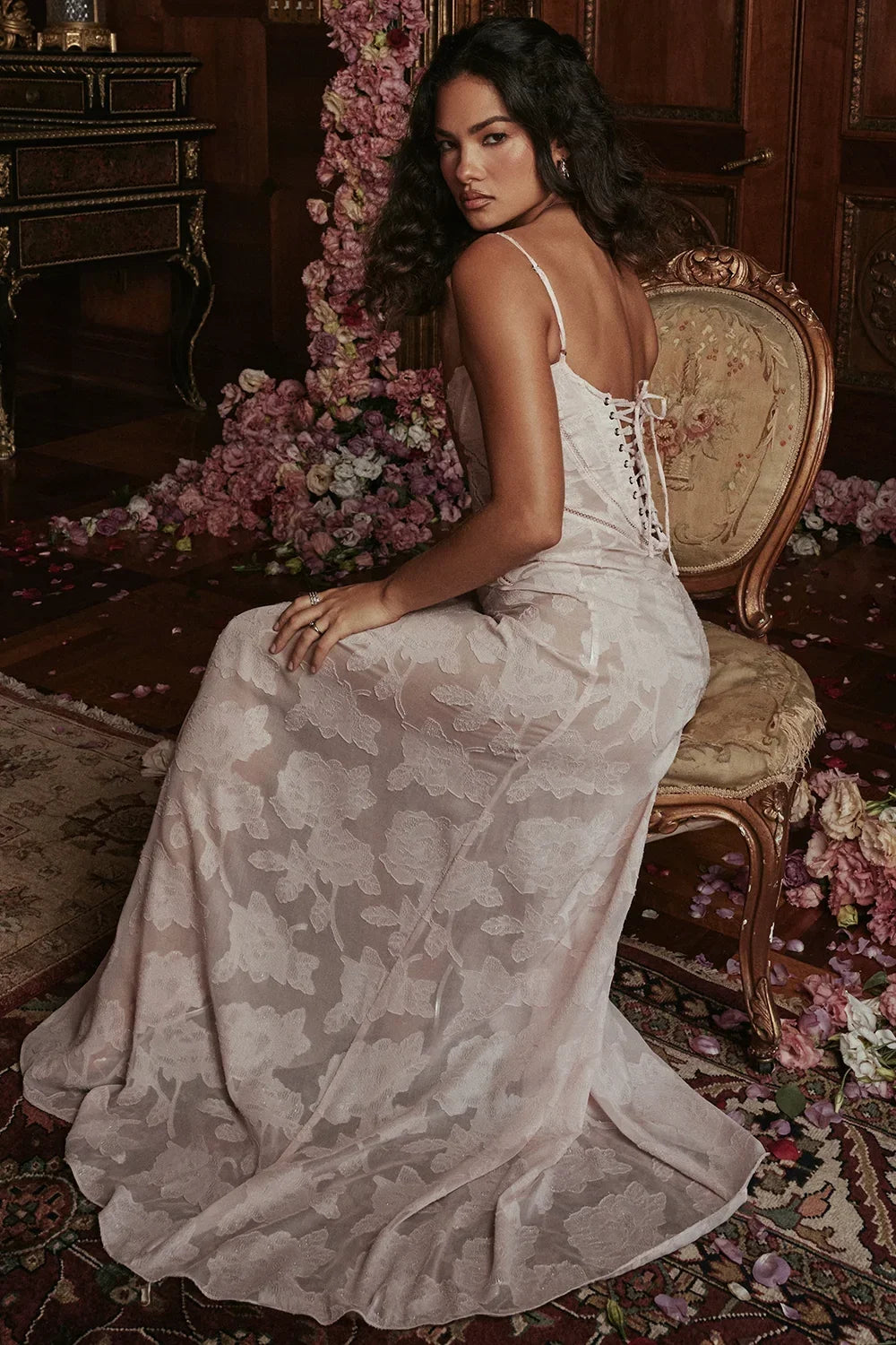 Vestido maxi femenino con encaje floral y tirantes delgados