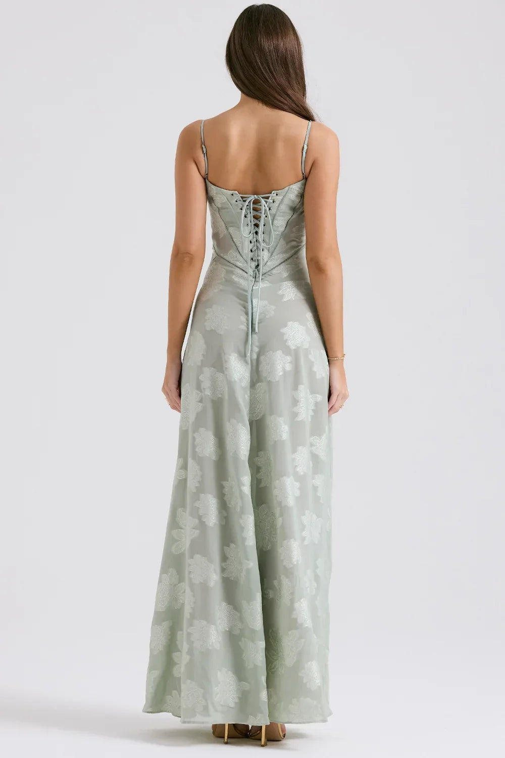 Vestido maxi femenino con encaje floral y tirantes delgados