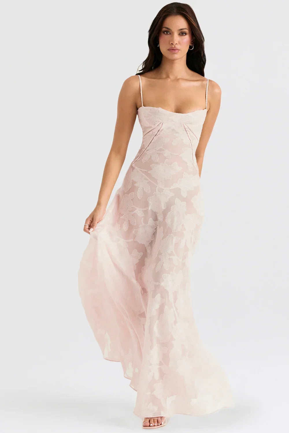 Vestido maxi femenino con encaje floral y tirantes delgados