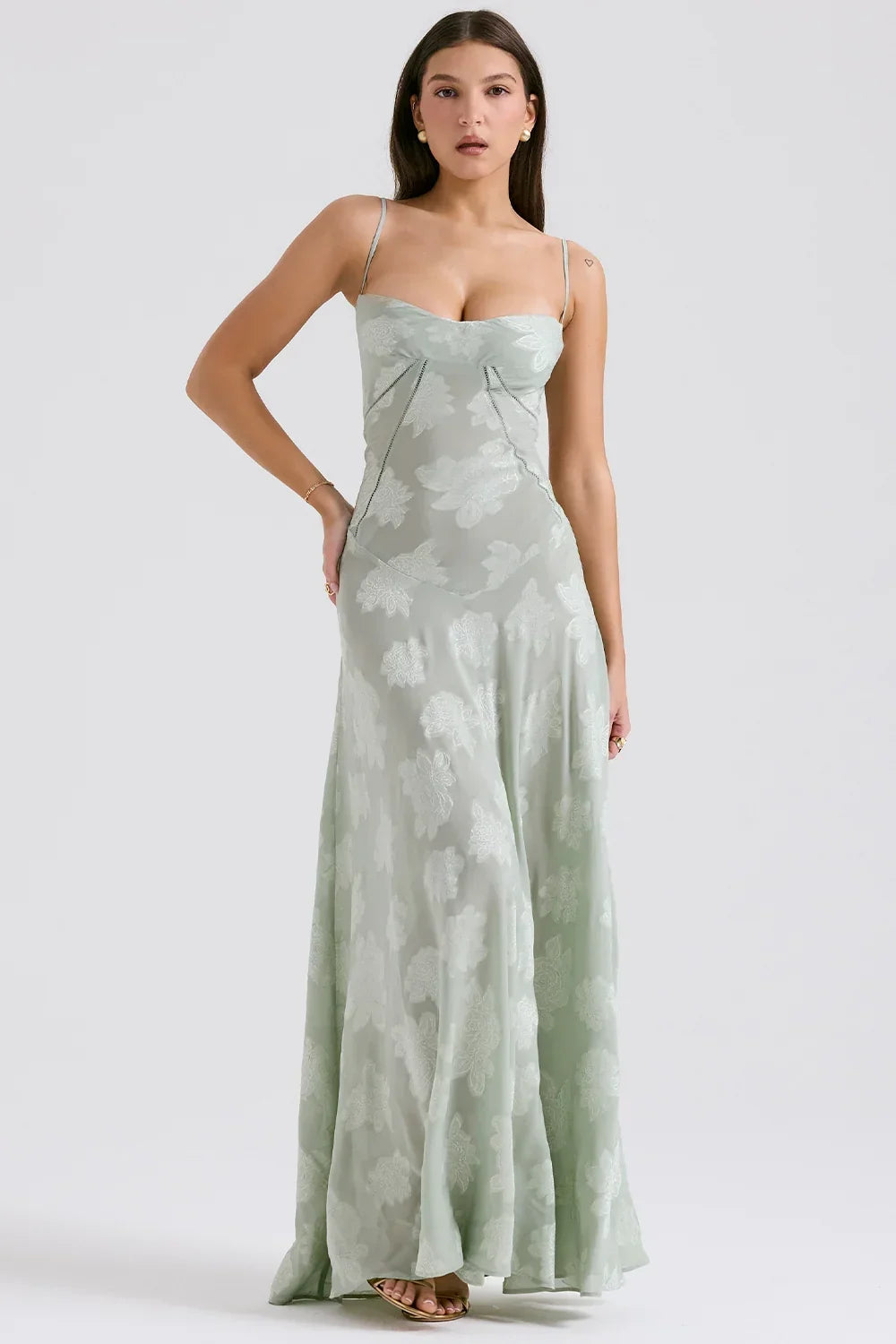 Vestido maxi femenino con encaje floral y tirantes delgados