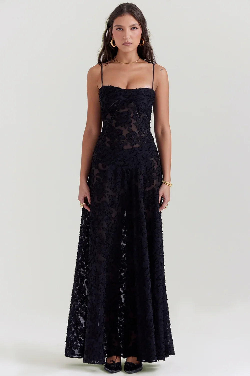 Vestido maxi femenino con encaje floral y tirantes delgados