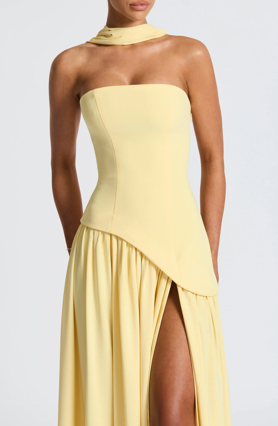 Vestido largo tipo corsé sin tirantes con pañuelo y abertura alta