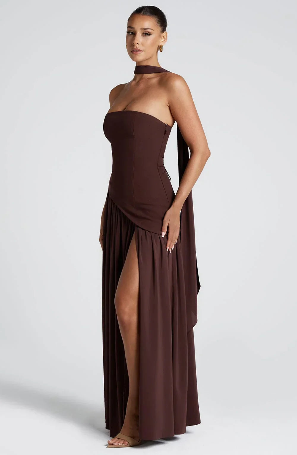 Vestido largo tipo corsé sin tirantes con pañuelo y abertura alta