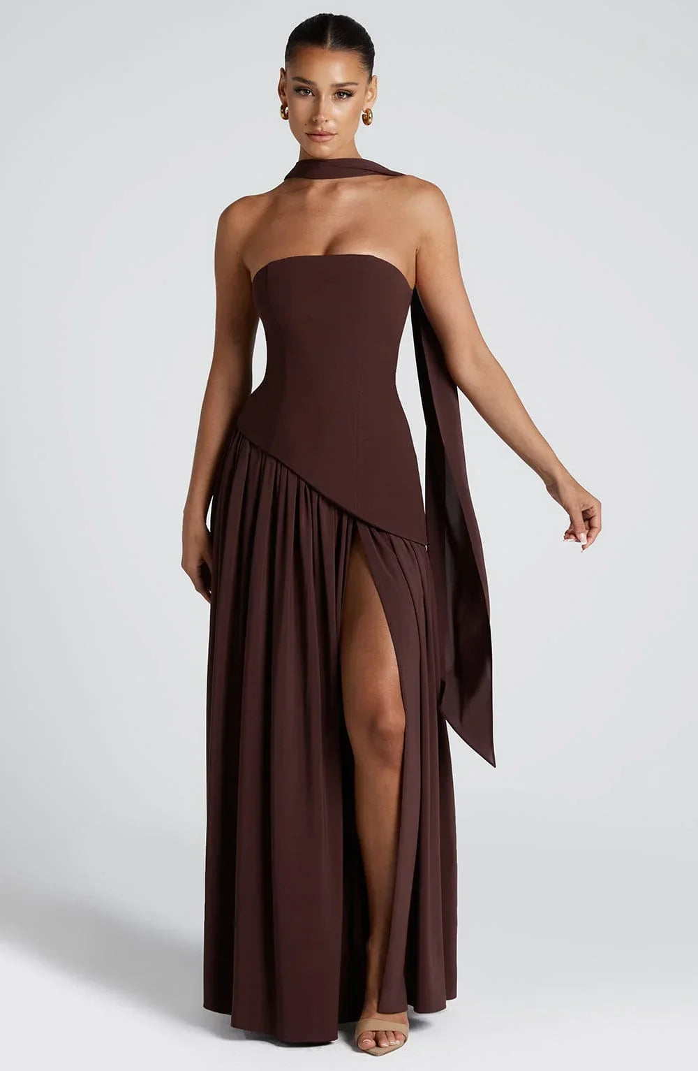 Vestido largo tipo corsé sin tirantes con pañuelo y abertura alta