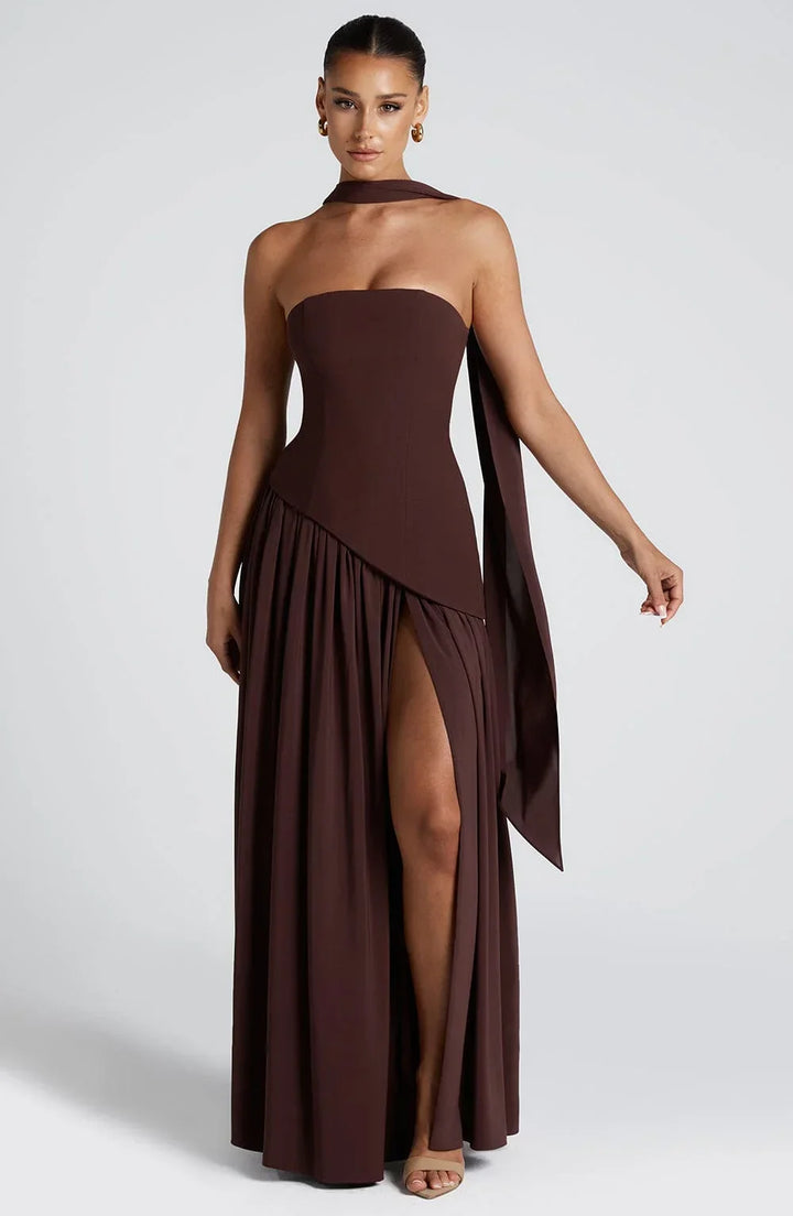 Vestido largo tipo corsé sin tirantes con pañuelo y abertura alta