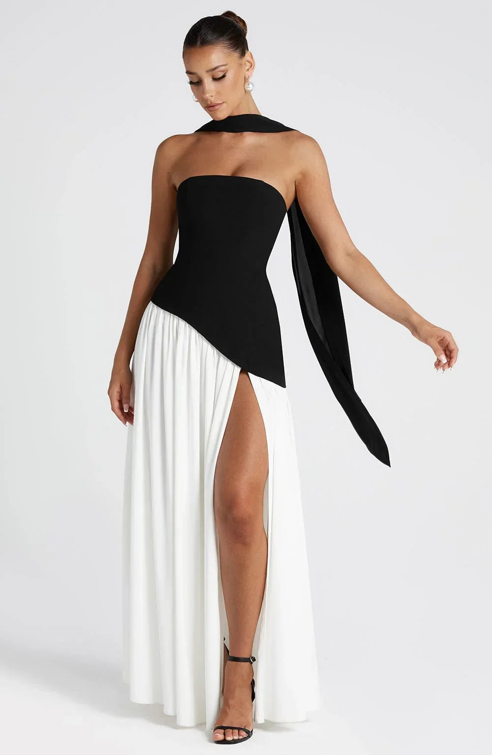 Vestido largo tipo corsé sin tirantes con pañuelo y abertura alta