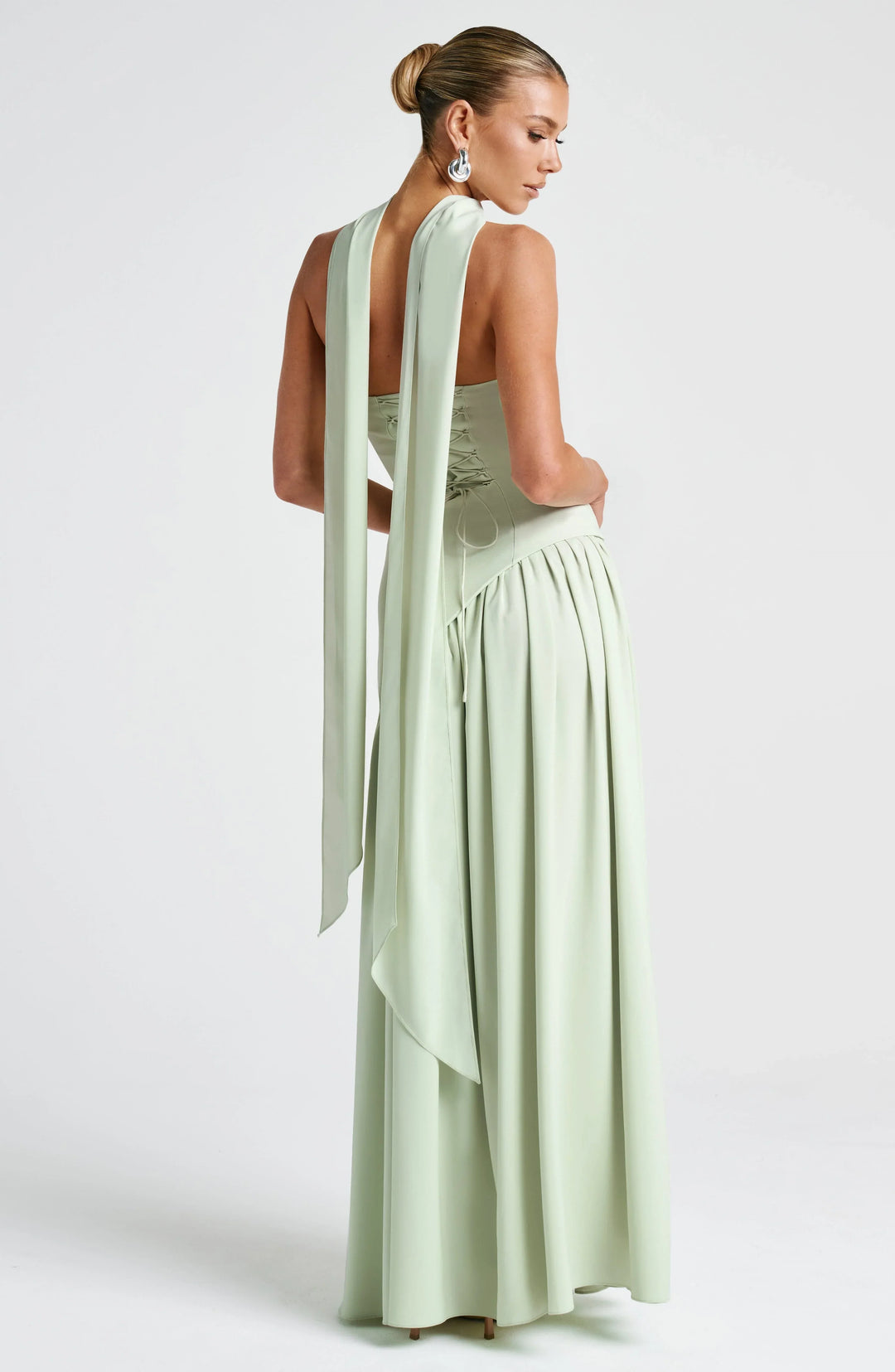 Vestido largo tipo corsé sin tirantes con pañuelo y abertura alta