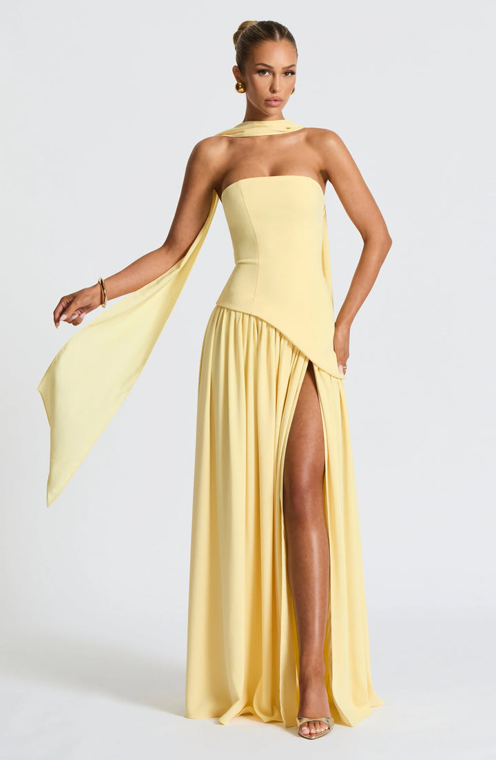 Vestido largo tipo corsé sin tirantes con pañuelo y abertura alta