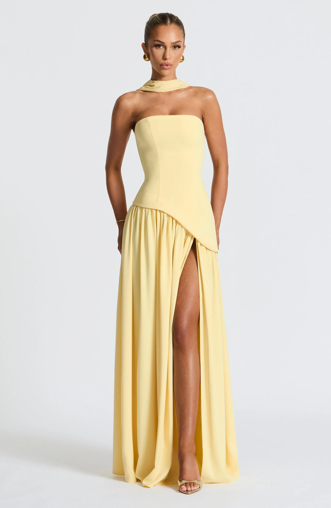 Vestido largo tipo corsé sin tirantes con pañuelo y abertura alta