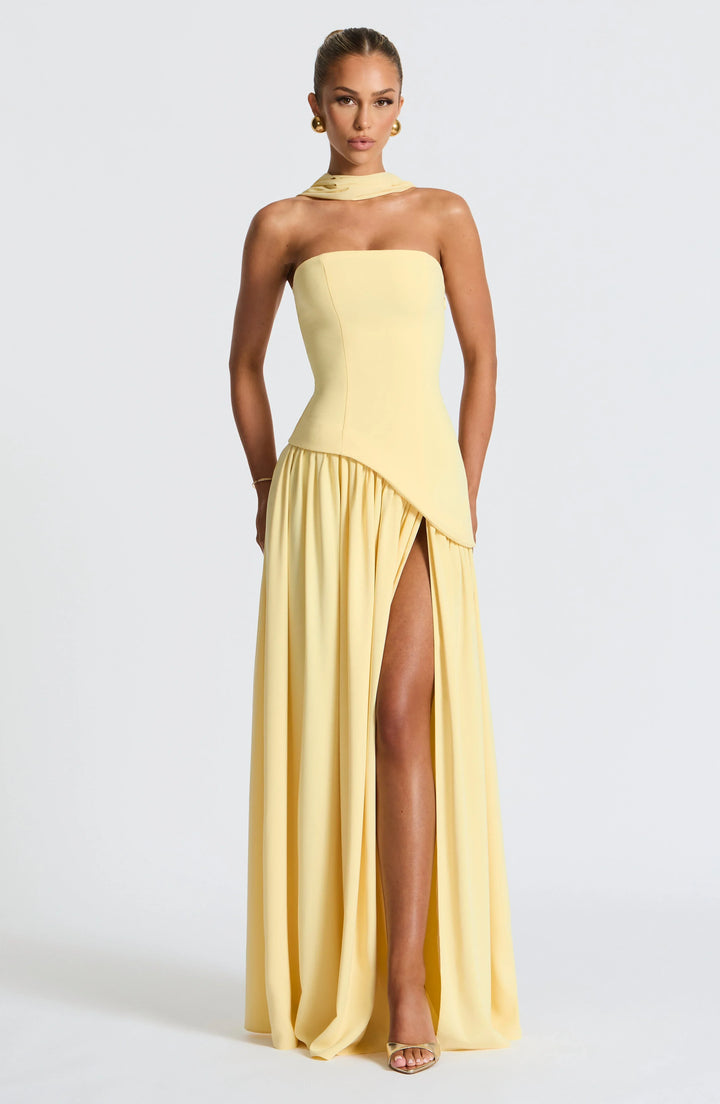 Vestido largo tipo corsé sin tirantes con pañuelo y abertura alta