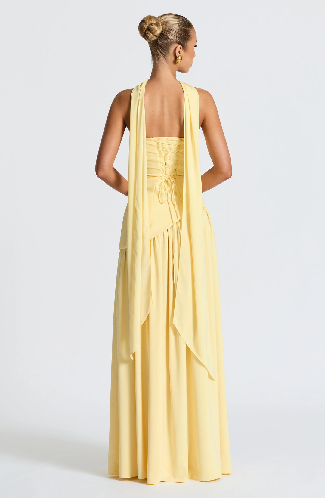 Vestido largo tipo corsé sin tirantes con pañuelo y abertura alta