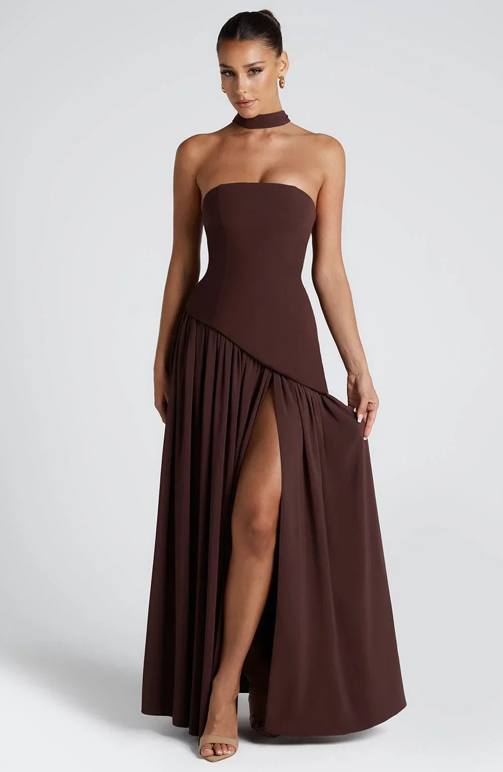 Vestido largo tipo corsé sin tirantes con pañuelo y abertura alta