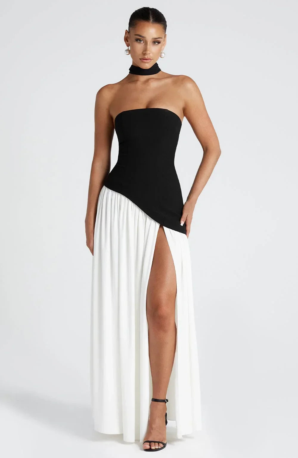 Vestido largo tipo corsé sin tirantes con pañuelo y abertura alta