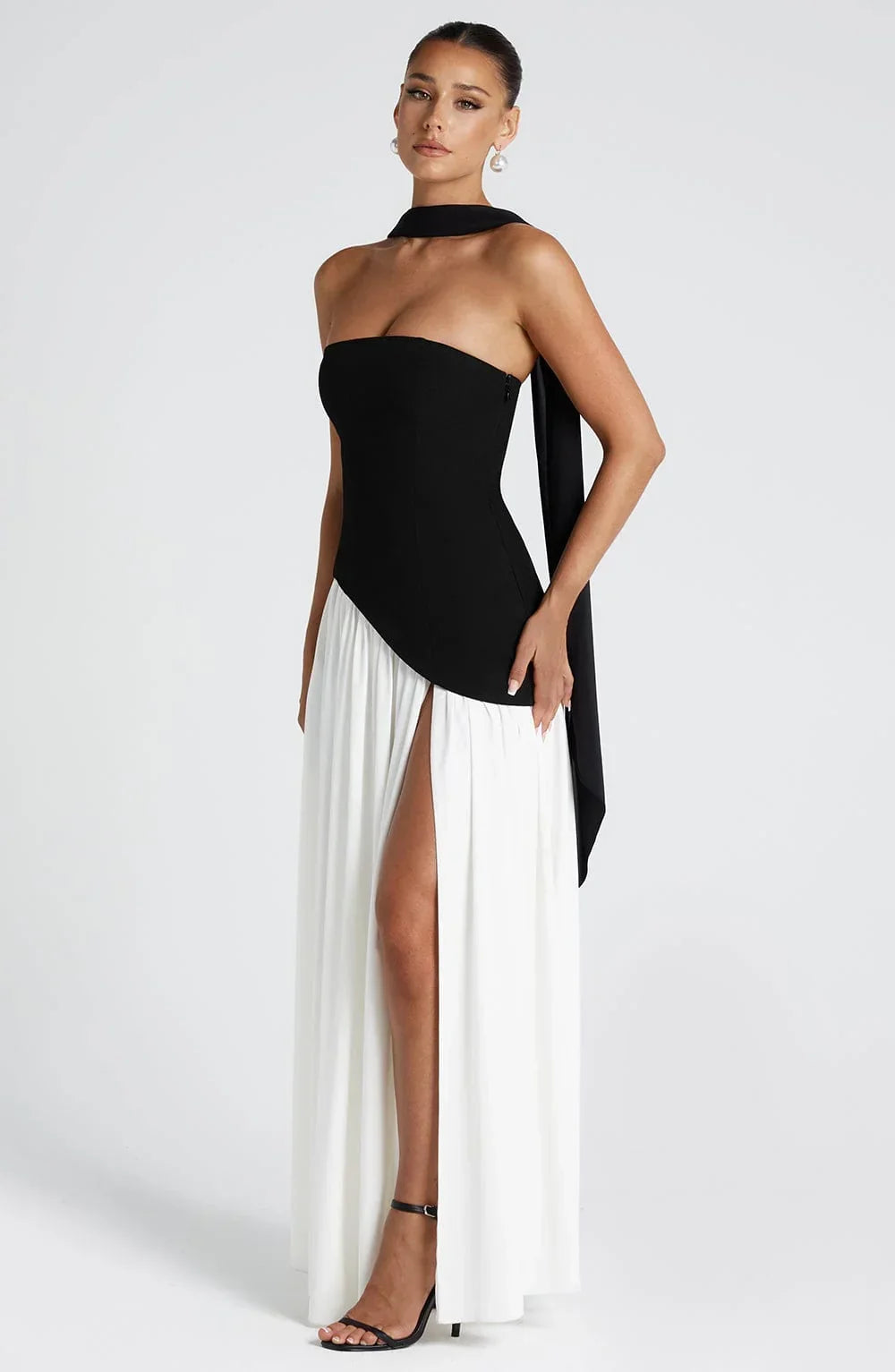 Vestido largo tipo corsé sin tirantes con pañuelo y abertura alta