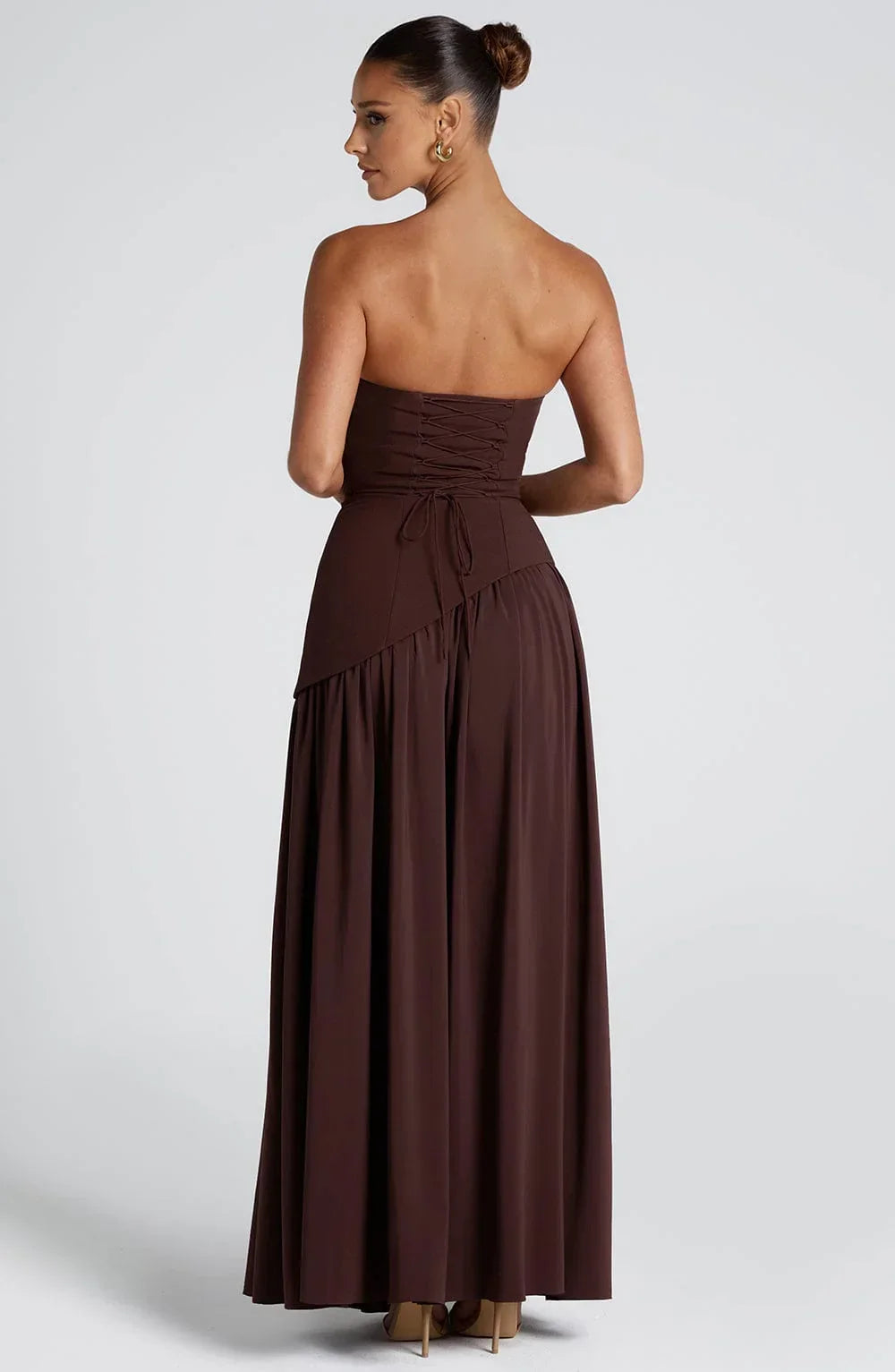 Vestido largo tipo corsé sin tirantes con pañuelo y abertura alta