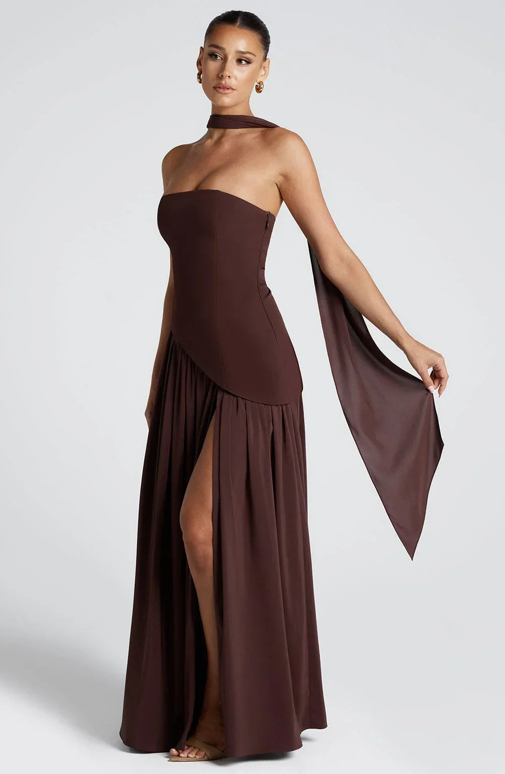 Vestido largo tipo corsé sin tirantes con pañuelo y abertura alta
