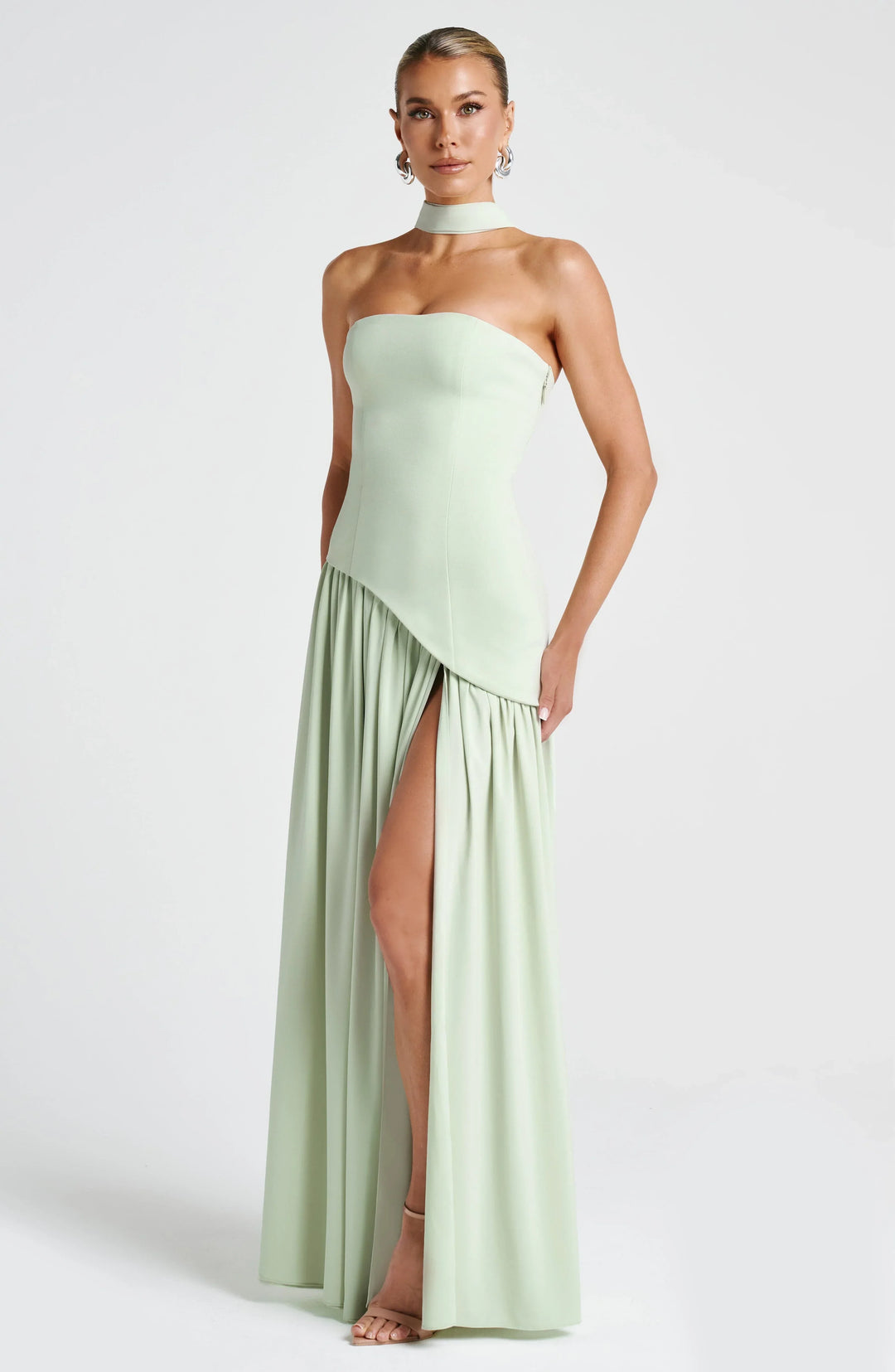 Vestido largo tipo corsé sin tirantes con pañuelo y abertura alta