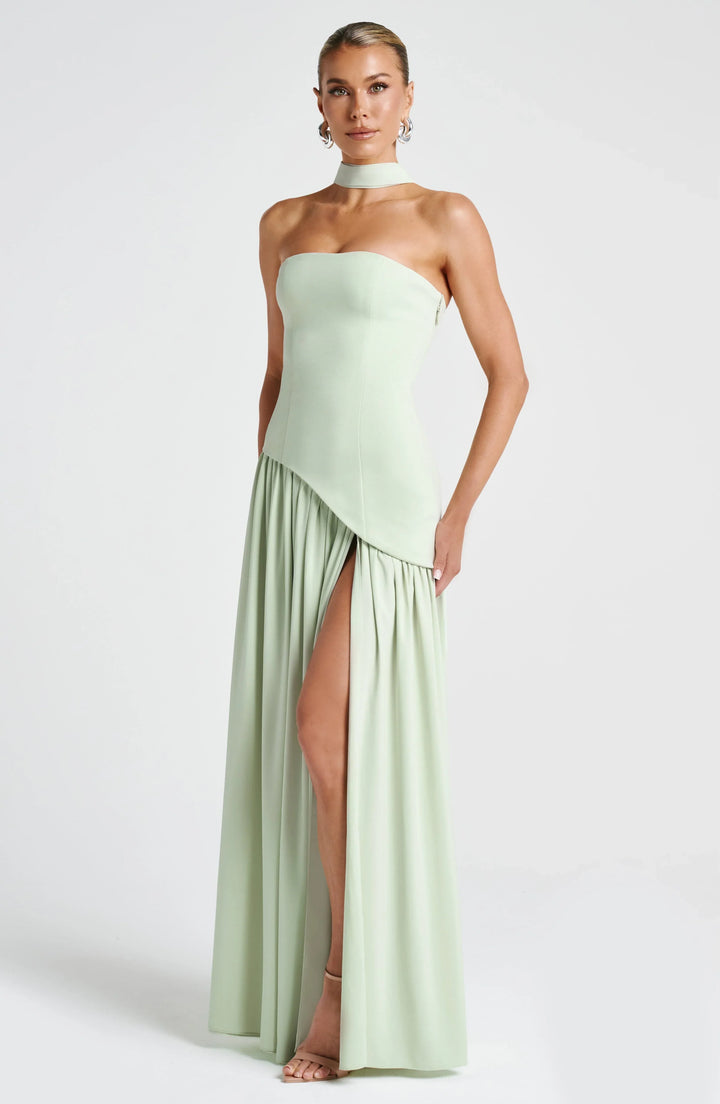 Vestido largo tipo corsé sin tirantes con pañuelo y abertura alta