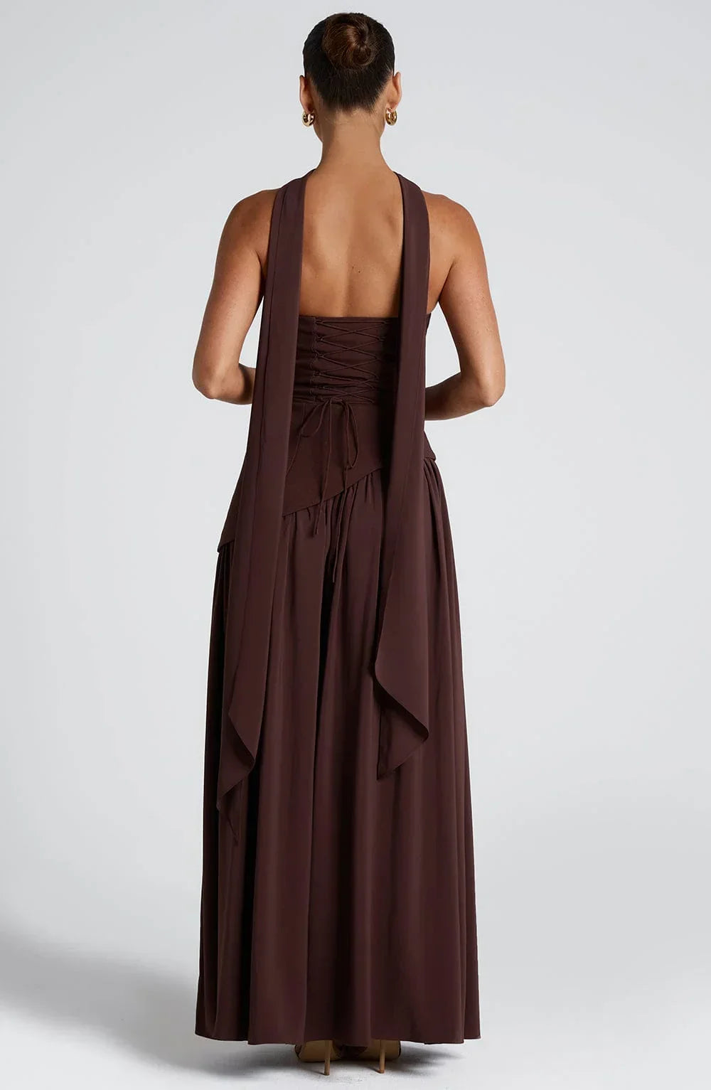Vestido largo tipo corsé sin tirantes con pañuelo y abertura alta