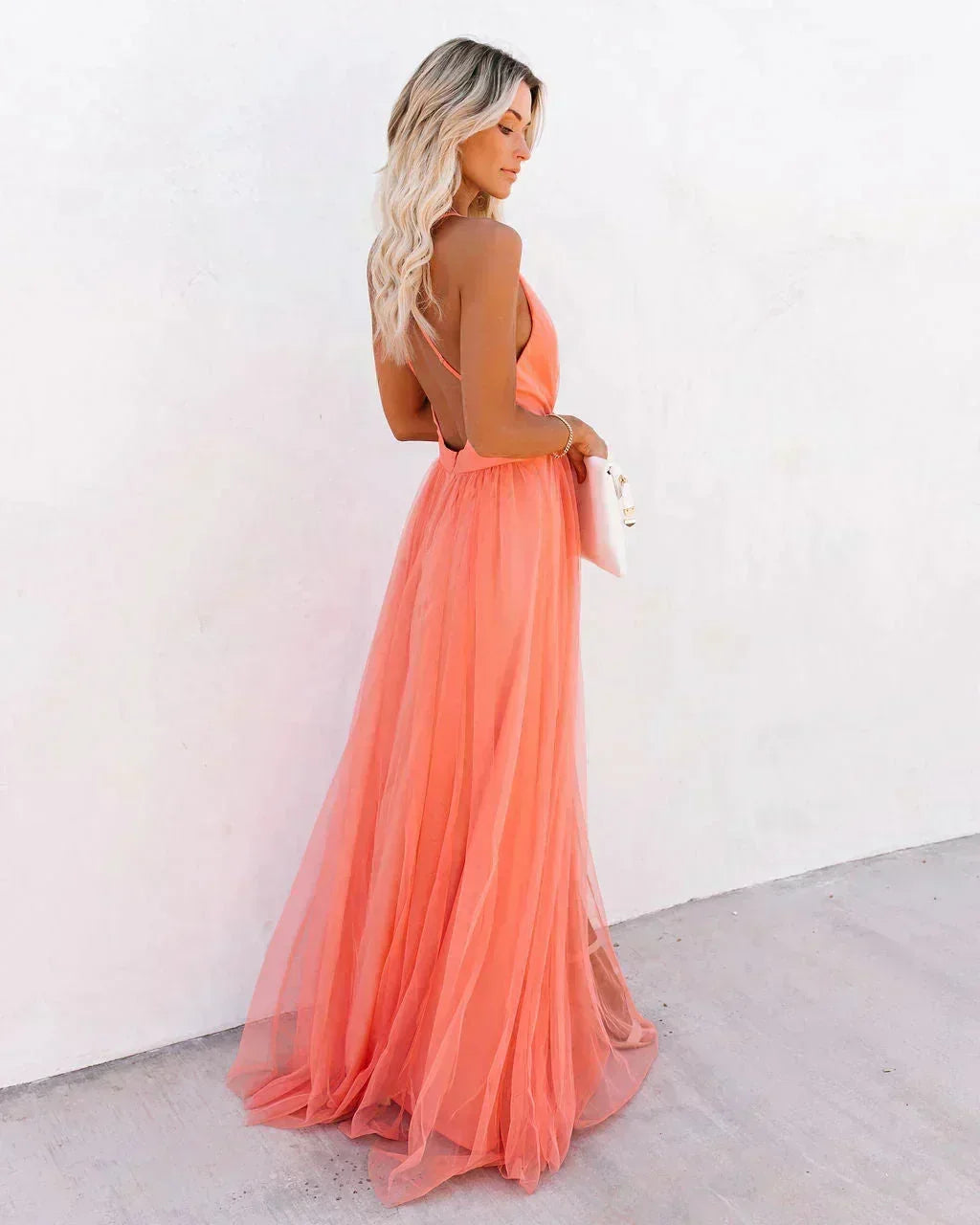 Vestido maxi naranja sin espalda para mujeres con tirantes delgados