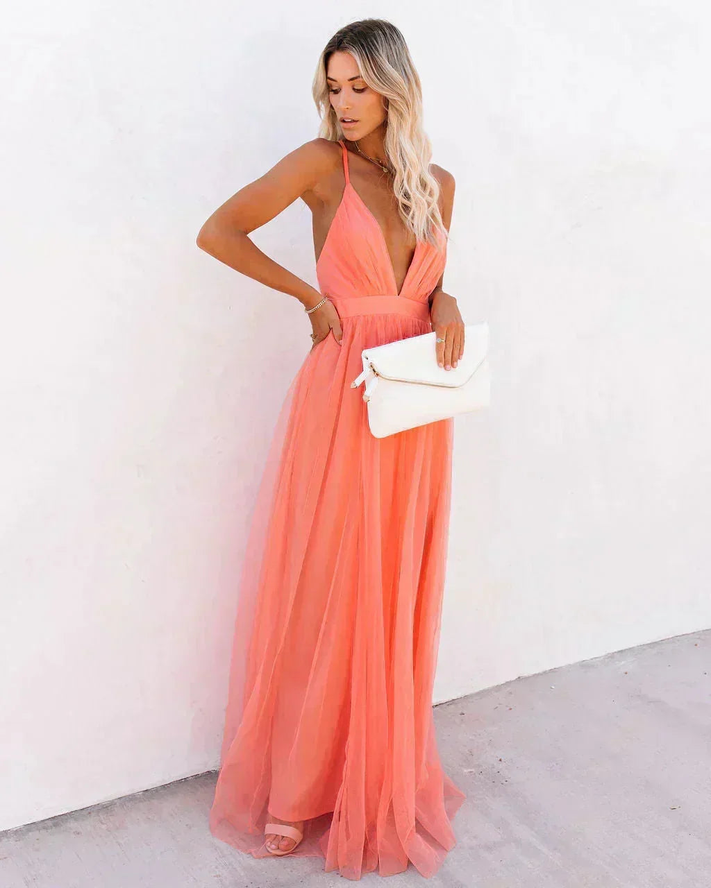 Vestido maxi naranja sin espalda para mujeres con tirantes delgados