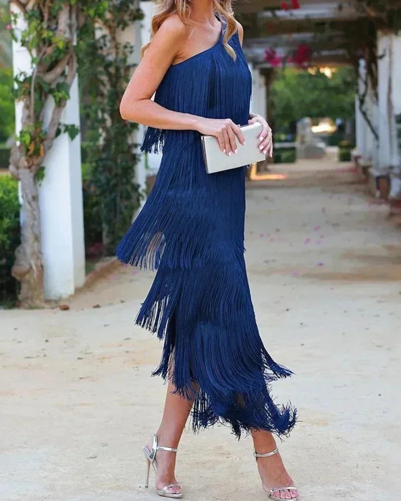 Vestido maxi de mujer con flecos y escote asimétrico