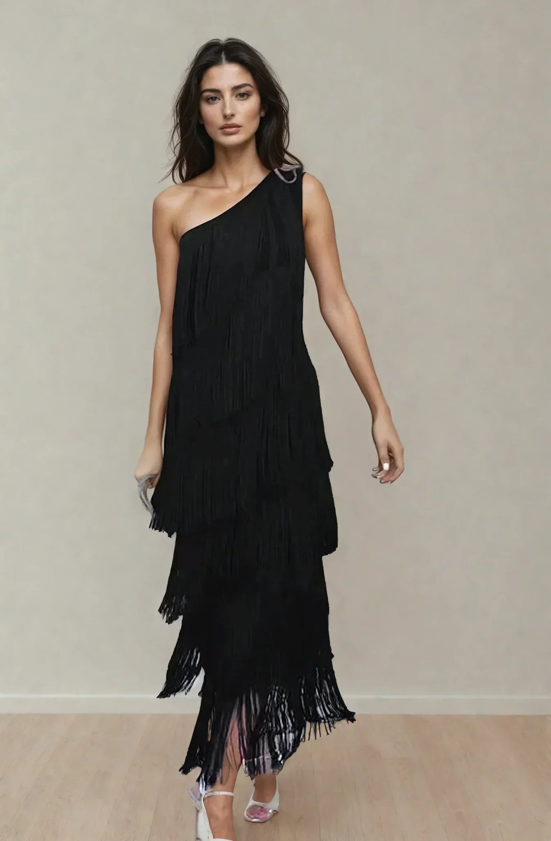 Vestido maxi de mujer con flecos y escote asimétrico
