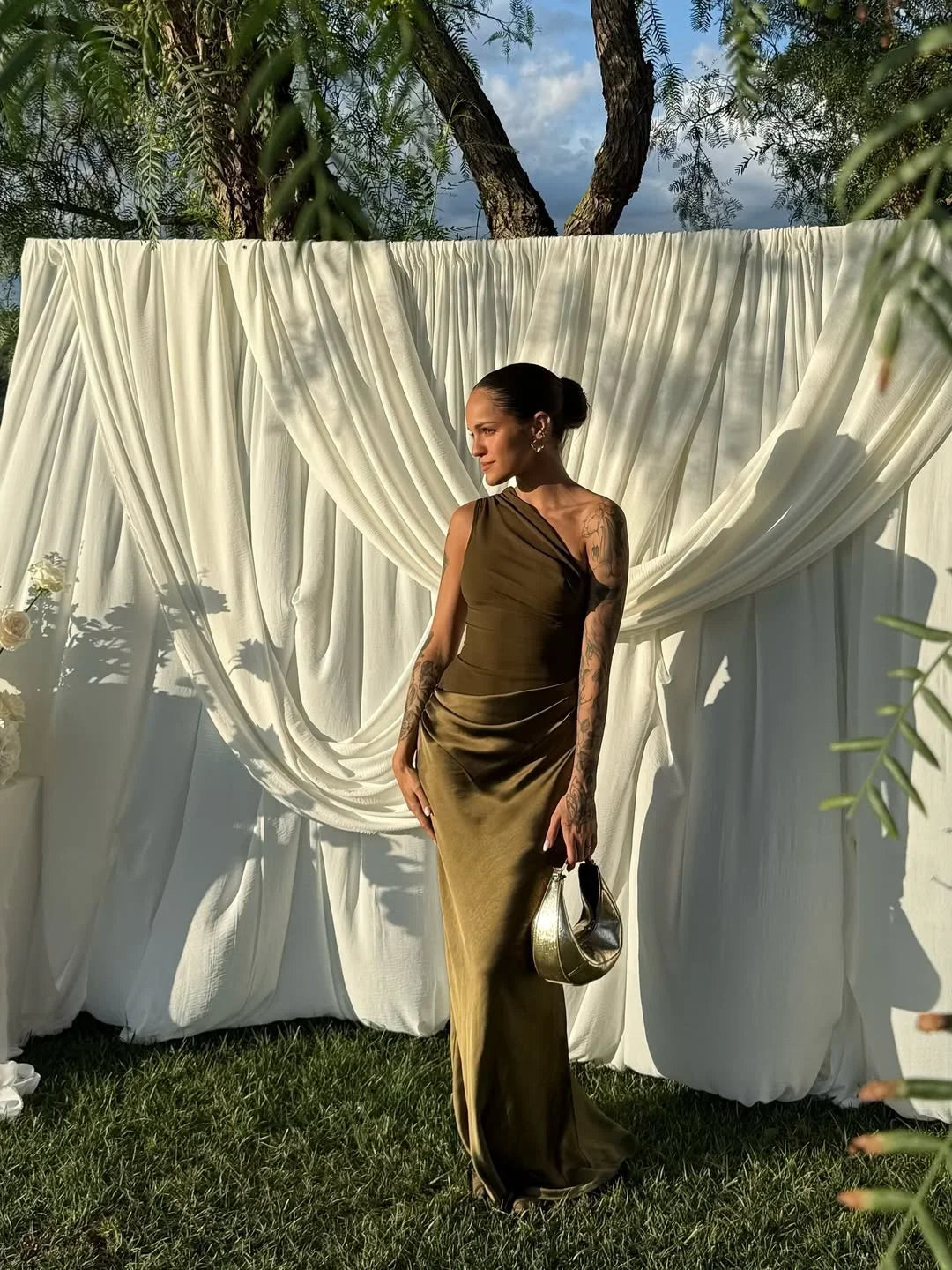 Vestido largo asimétrico de satén para mujer