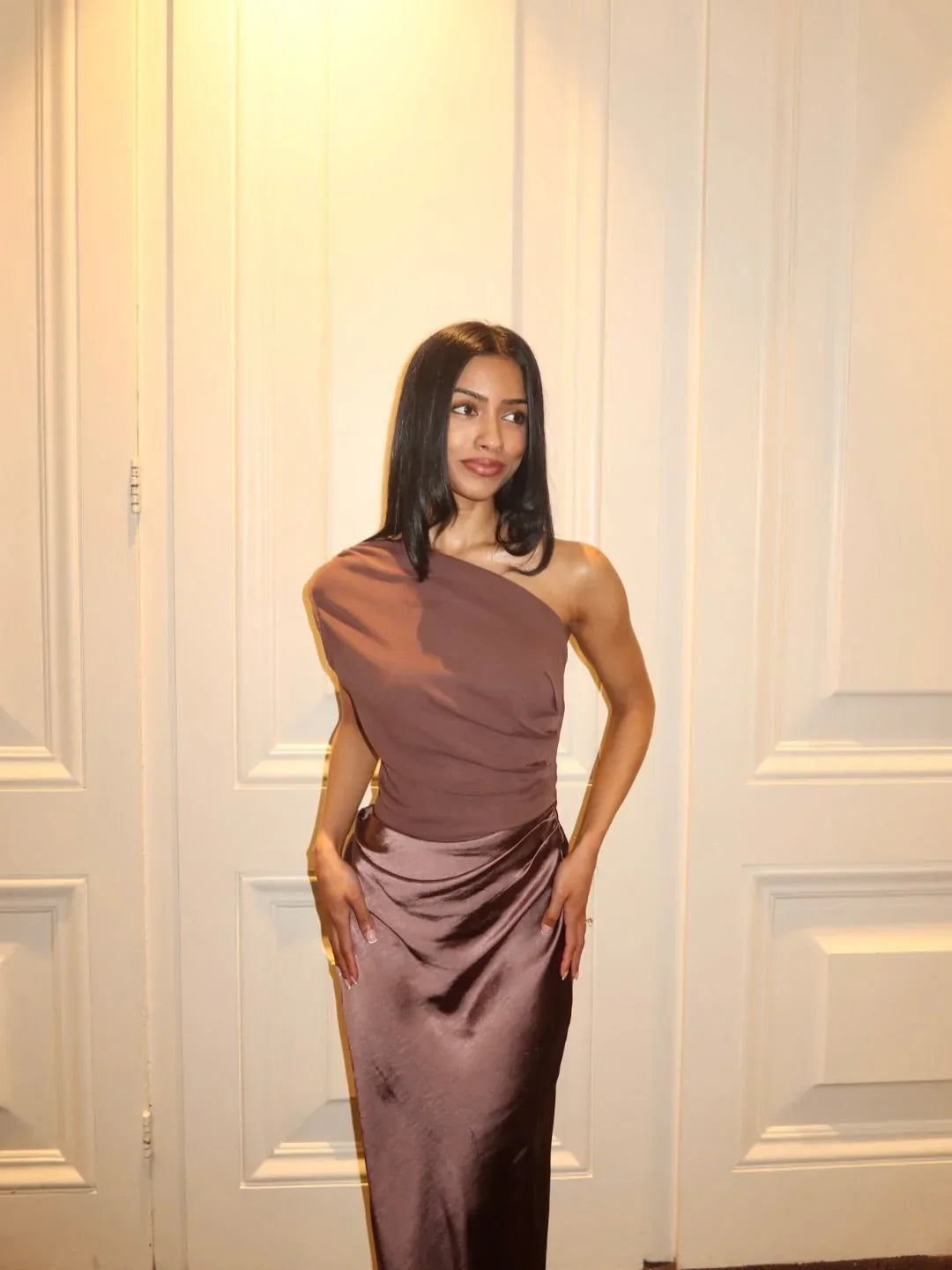 Vestido largo asimétrico de satén para mujer