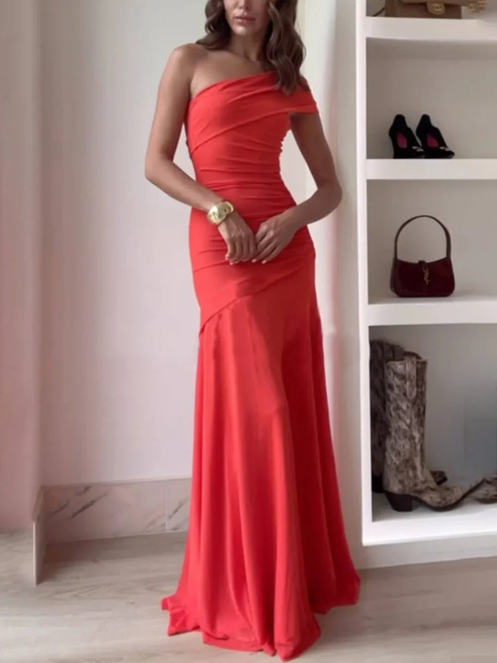 Vestido maxi asimétrico con fruncidos para una noche elegante