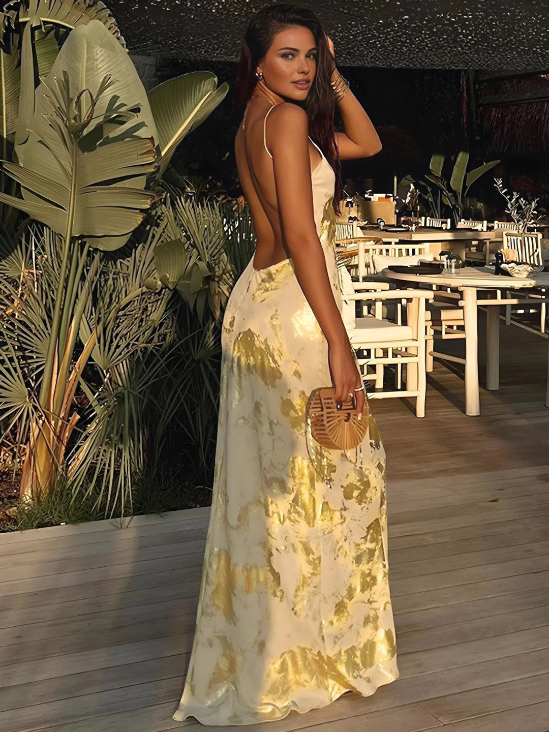 Vestido maxi de satén dorado con estampado floral y tirantes finos