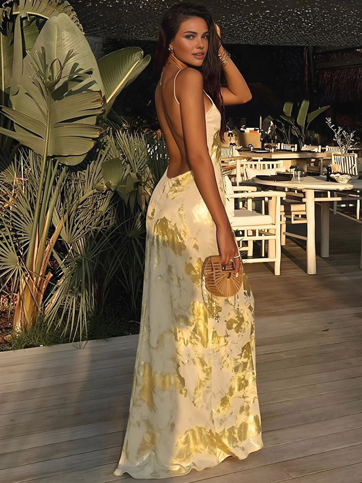 Vestido maxi de satén dorado con estampado floral y tirantes finos