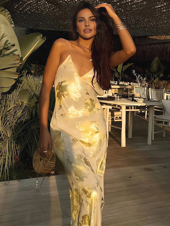 Vestido maxi de satén dorado con estampado floral y tirantes finos