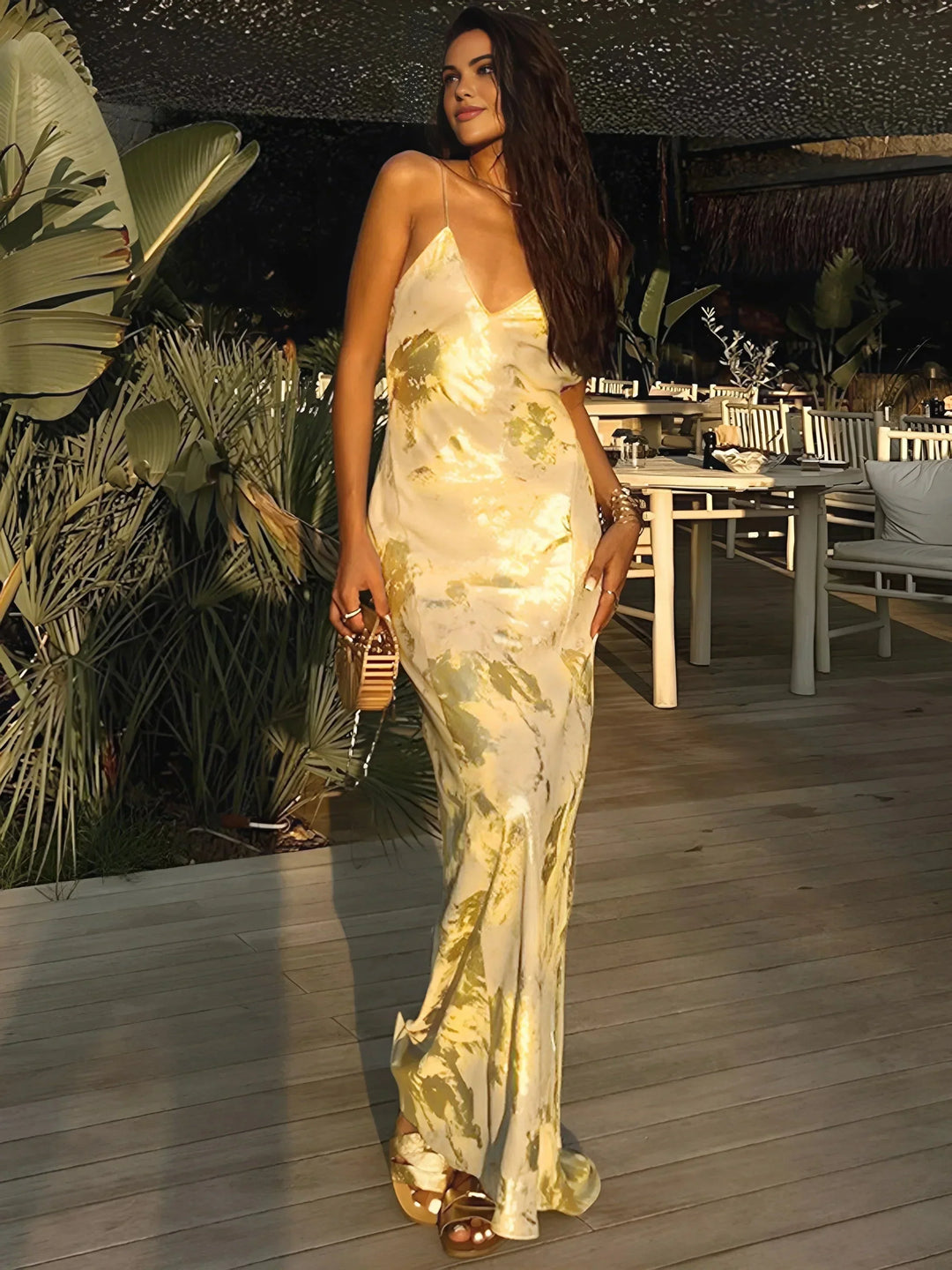 Vestido maxi de satén dorado con estampado floral y tirantes finos