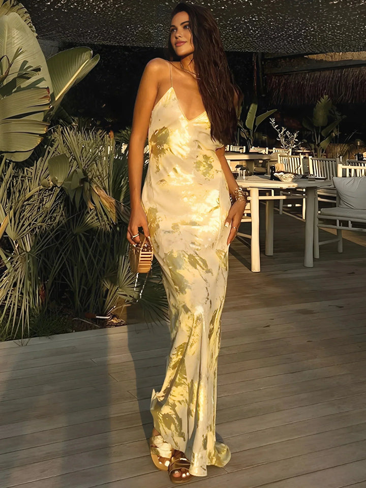 Vestido maxi de satén dorado con estampado floral y tirantes finos
