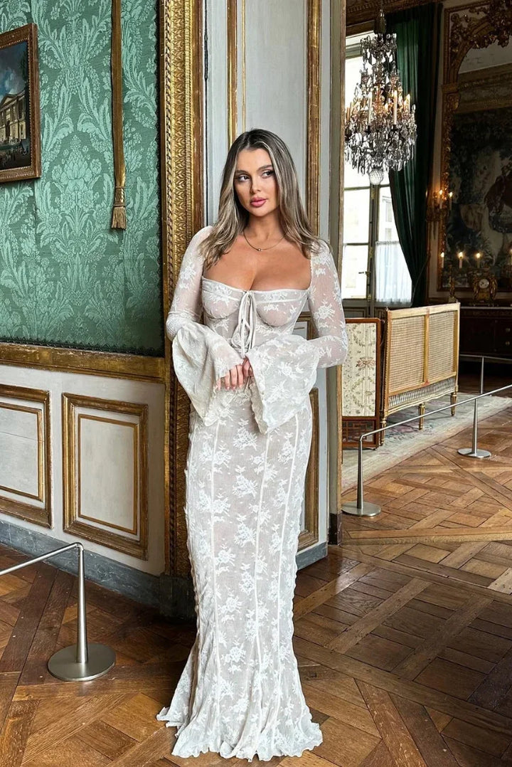 Vestido maxi de encaje blanco con mangas largas para noches elegantes
