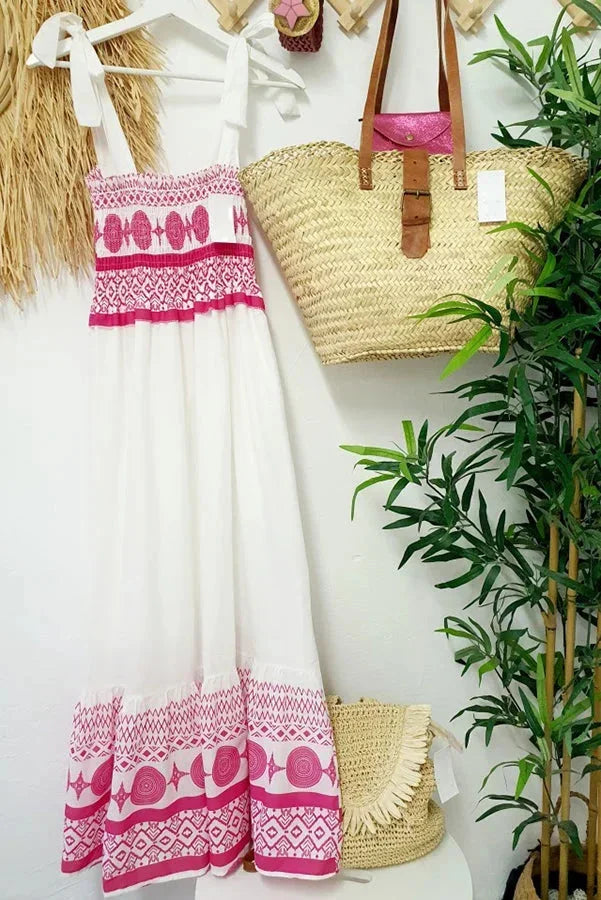 Vestido maxi blanco con patrones de rosas y escote cuadrado