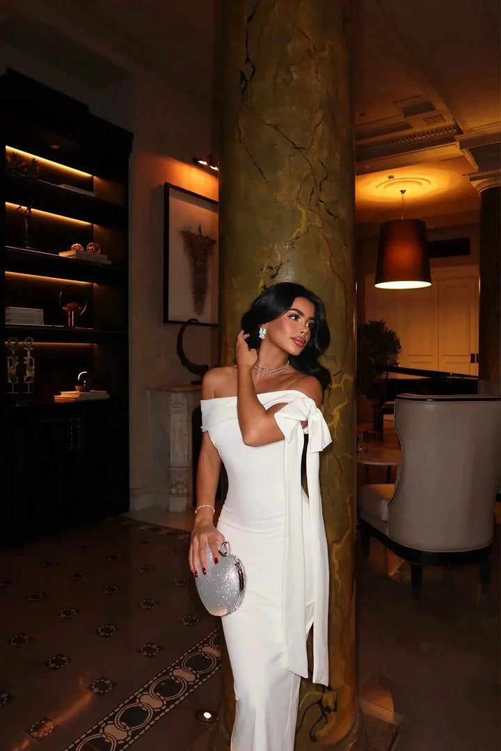 Vestido maxi blanco de hombros descubiertos con lazo