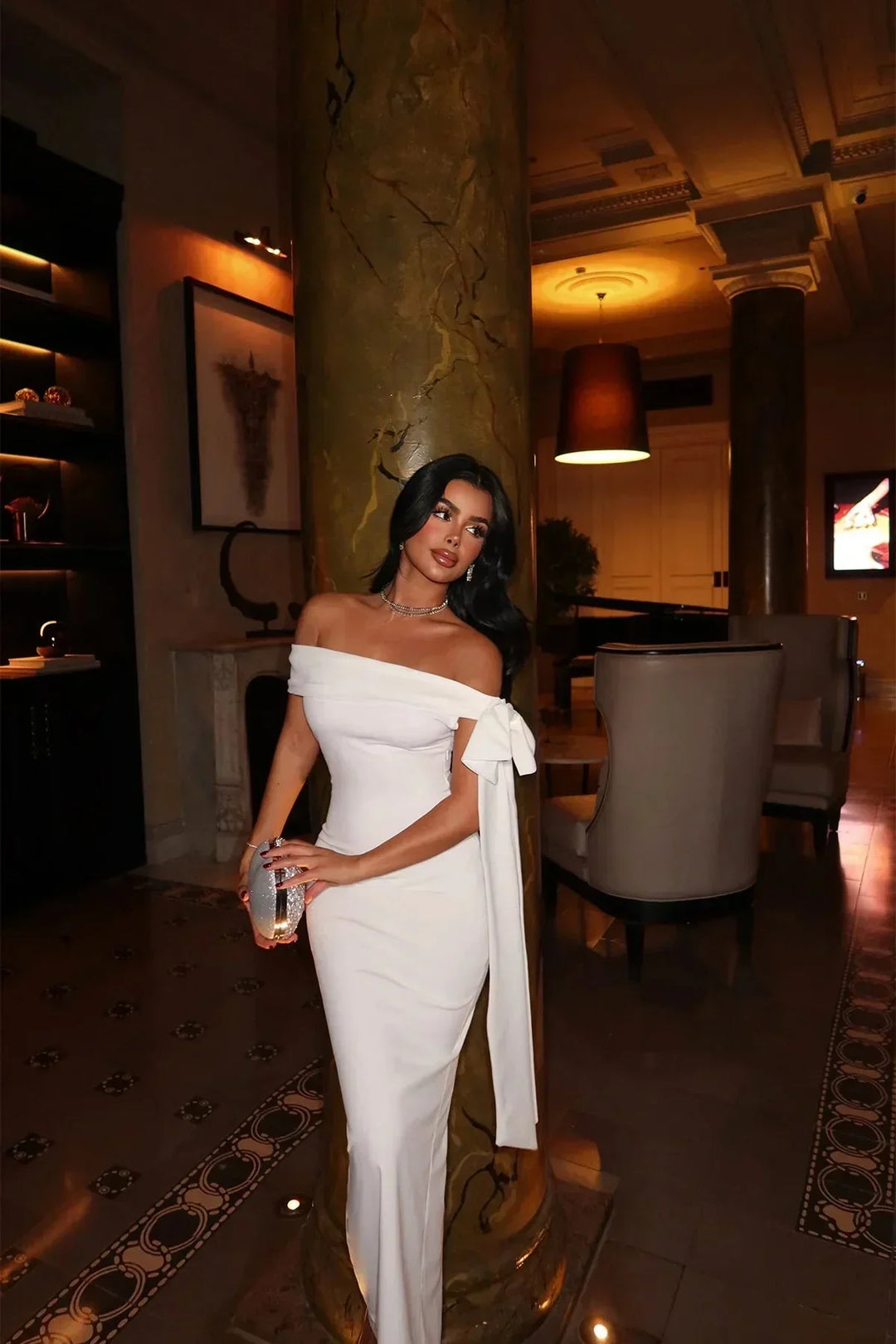Vestido maxi blanco de hombros descubiertos con lazo