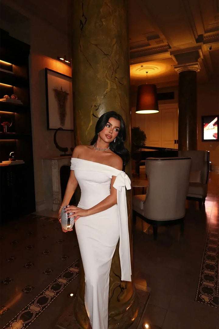 Vestido maxi blanco de hombros descubiertos con lazo