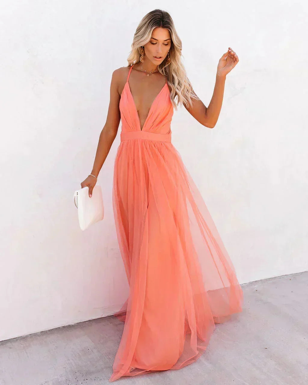 Vestido maxi naranja sin espalda con tirantes finos para las noches de verano