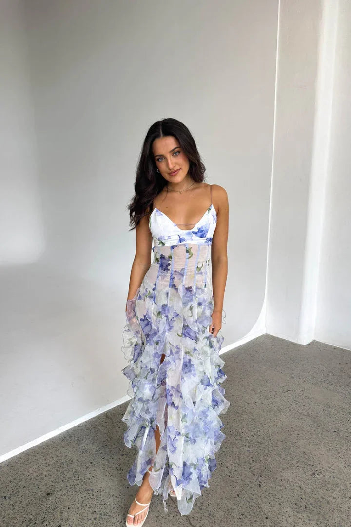 Vestido Maxi con volantes en blanco y azul floral con corsé | vestido de invitada de boda de verano